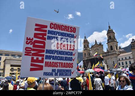 Bogotà, Colombia. 6 marzo 2024. I manifestanti detengono bandiere colombiane e segni contro il governo durante una manifestazione di opposizione contro il presidente colombiano Gustavo Petro e le sue riforme, il 6 marzo 2024 a Bogotà, Colombia. Foto di: Cristian Bayona/Long Visual Press credito: Long Visual Press/Alamy Live News Foto Stock