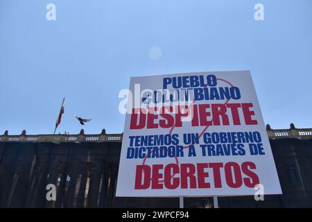 Bogotà, Colombia. 6 marzo 2024. I manifestanti detengono bandiere colombiane e segni contro il governo durante una manifestazione di opposizione contro il presidente colombiano Gustavo Petro e le sue riforme, il 6 marzo 2024 a Bogotà, Colombia. Foto di: Cristian Bayona/Long Visual Press credito: Long Visual Press/Alamy Live News Foto Stock