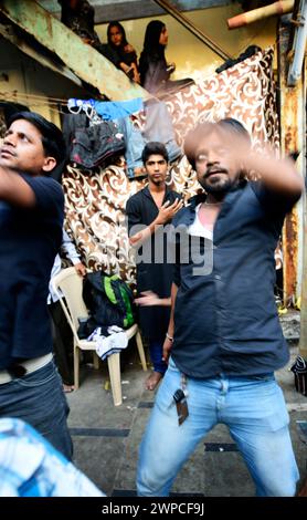 Uomini sciiti che si fustigavano durante la festa del lutto di Muharram del popolo musulmano sciita. Mumbai, India. Foto Stock