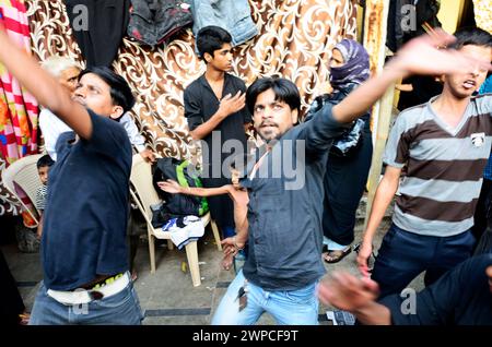 Uomini sciiti che si fustigavano durante la festa del lutto di Muharram del popolo musulmano sciita. Mumbai, India. Foto Stock