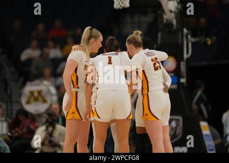 Minneapolis, Minnesota, Stati Uniti. 6 marzo 2024. I Minnesota Golden Gophers si riuniscono durante una partita tra Minnesota e Rutgers al Torneo di pallacanestro femminile TIAA Big10 2024 al Target Center il 6 marzo 2024. Il Minnesota ha vinto 77-69. (Immagine di credito: © Steven Garcia/ZUMA Press Wire) SOLO PER USO EDITORIALE! Non per USO commerciale! Foto Stock