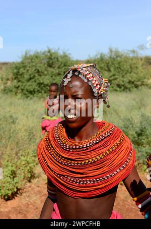 Una giovane donna Samburu che indossa una collana tradizionale con più perline. Laisamis-South Horr Road, Kenya. Foto Stock