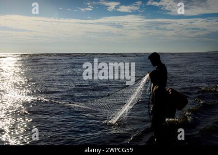 Pesca sulla spiaggia di Sittwe, Baia del Bengala, Myanmar. Foto Stock