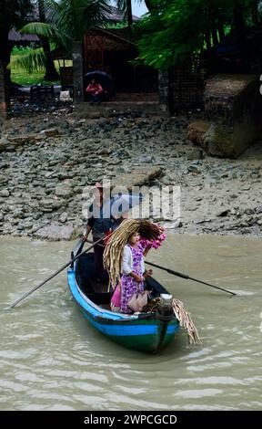 Forti piogge monsoniche lungo il fiume Kaladan nello stato di Rakhine nel Myanmar occidentale. Foto Stock