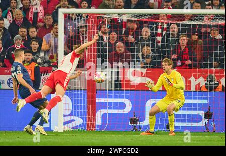 Harry Kane, FCB 9 segna, tiri, Tor, Treffer, Torschuss, 1-0, Ivan Provedel, Lazio Rom Nr. 94 nel turno di 16 partite FC BAYERN MUENCHEN - LAZIO ROM di calcio UEFA Champions League nella stagione 2023/2024 a Monaco, 5 marzo 2024. Achtelfinale, FCB, München © Peter Schatz / Alamy Live News Foto Stock