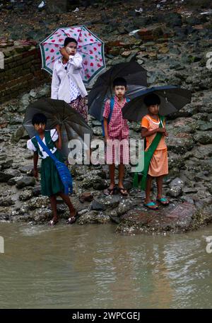 Forti piogge monsoniche lungo il fiume Kaladan nello stato di Rakhine nel Myanmar occidentale. Foto Stock