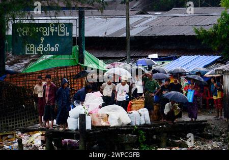 Forti piogge monsoniche lungo il fiume Kaladan nello stato di Rakhine nel Myanmar occidentale. Foto Stock