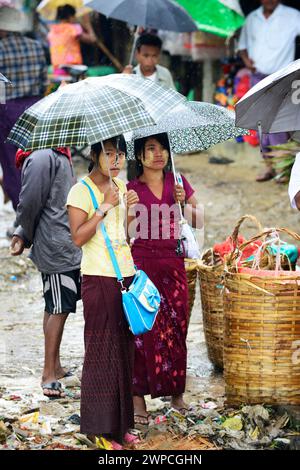 Forti piogge monsoniche lungo il fiume Kaladan nello stato di Rakhine nel Myanmar occidentale. Foto Stock