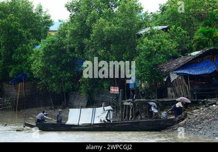 Forti piogge monsoniche lungo il fiume Kaladan nello stato di Rakhine nel Myanmar occidentale. Foto Stock