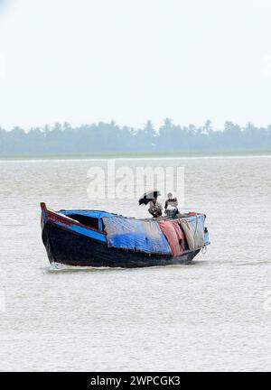 Forti piogge monsoniche lungo il fiume Kaladan nello stato di Rakhine nel Myanmar occidentale. Foto Stock