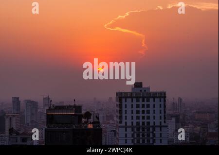 Tramonto sullo skyline di Phnom Penh durante la stagione secca, Cambogia. © Kraig Lieb Foto Stock