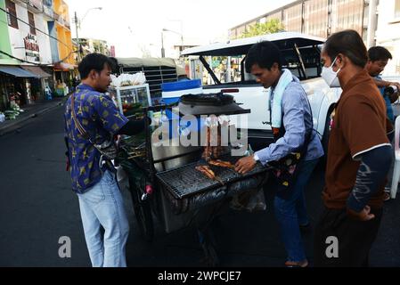 Venditori di Street food lungo Maha Rat Rd a Bangkok, Thailandia. Foto Stock