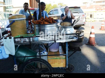 Venditori di Street food lungo Maha Rat Rd a Bangkok, Thailandia. Foto Stock