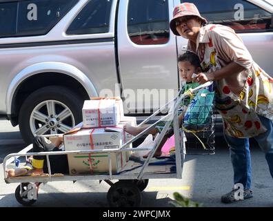 Il vivace e colorato mercato del fine settimana di Chatuchak a Bangkok, Thailandia. Foto Stock