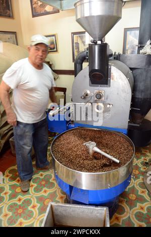 Tostatura di chicchi di caffè al Café o'Reilly a l'Avana vecchia, Cuba. Foto Stock