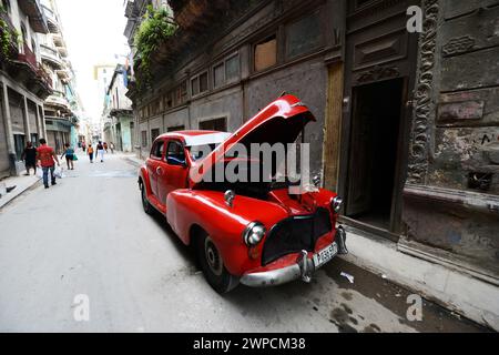 Una vecchia Chevrolet rossa nella vecchia Havana, Cuba. Foto Stock