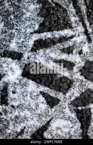 Sfondo astratto invernale naturale, acqua ghiacciata con motivi bizzarri, immagine macro Foto Stock