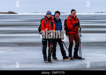 Escursione pattinatori sulla costa dell'isola di Pirttisaari, Porvoo, Finlandia Foto Stock