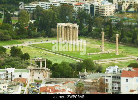 Incredibile vista aerea dell'Arco di Adriano e del Tempio di Zeus Olimpio visto dall'Acropoli di Atene, Grecia Foto Stock