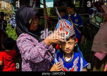 Sumedang, Giava occidentale, Indonesia. 7 marzo 2024. Una donna prepara il suo bambino prima del perfom a Tanjungsari, nella Reggenza di Sumedang. Dancing Horse, noto anche come ''Kuda Renggong'', è una delle arti dello spettacolo tradizionali e culturali di Sumedang La parola ''renggong'' deriva dal Sundanese ''ronggeng'' o ''kamonesan'' che significa abilità. Il cavallo renggong è stato addestrato nelle sue capacità per essere in grado di ballare secondo l'accompagnamento della musica tradizionale sundanese. (Credit Image: © Algi February Sugita/ZUMA Press Wire) SOLO PER USO EDITORIALE! Non per USO commerciale! Foto Stock