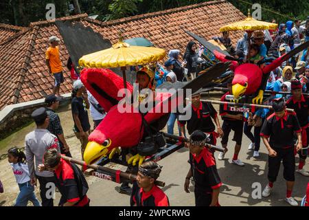 Sumedang, Giava occidentale, Indonesia. 7 marzo 2024. I bambini cavalcano un uccello d'aquila durante lo spettacolo a Tanjungsari, nella Reggenza di Sumedang. Dancing Horse, noto anche come ''Kuda Renggong'', è una delle arti dello spettacolo tradizionali e culturali di Sumedang La parola ''renggong'' deriva dal Sundanese ''ronggeng'' o ''kamonesan'' che significa abilità. Il cavallo renggong è stato addestrato nelle sue capacità per essere in grado di ballare secondo l'accompagnamento della musica tradizionale sundanese. (Credit Image: © Algi February Sugita/ZUMA Press Wire) SOLO PER USO EDITORIALE! Non per USO commerciale! Foto Stock