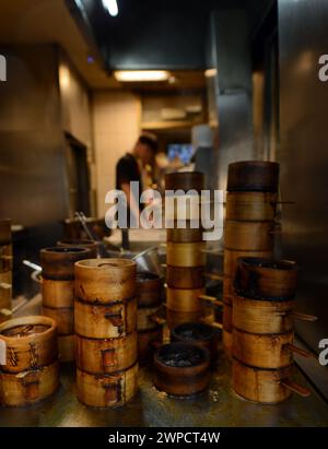 Gnocchi al vapore in tradizionali pentole di bambù al ristorante Yongkang Beef Noodles in Jinshan S Rd, Taipei, Taiwan. Foto Stock