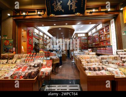 Dihua Street è una strada storica con negozi e caffetterie tradizionali a Taipei, Taiwan. Foto Stock