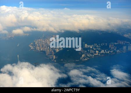 Vista aerea dell'isola di HK coperta da una nuvola. Hong Kong. Foto Stock