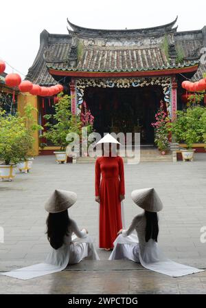 Modelle vietnamite in una foto al tempio buddista Hoa Van le Nghia nella città vecchia di Hoi An, Vietnam. Foto Stock