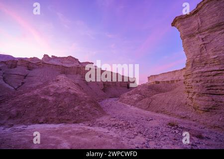 Vista al tramonto della formazione rocciosa di Marne di Masada (Havarey Masada), tra la fortezza di Masada e il Mar morto, il deserto della Giudea, il sud di Israele Foto Stock
