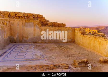 Vista all'alba delle rovine del Palazzo Nord nella Fortezza di Masada, costa del Mar morto, deserto della Giudea, Israele meridionale Foto Stock