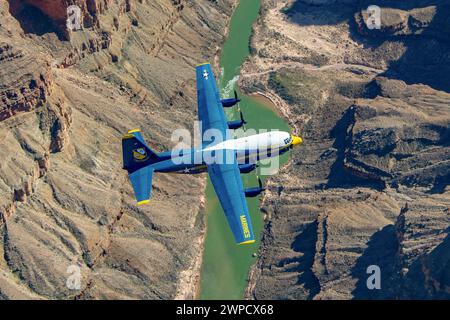 Arizona, Stati Uniti. 28 febbraio 2024. Il Naval Flight Demonstration Squadron, il Blue Angels C-130J Super Hercules, esegue un esercizio fotografico programmato sul Parco Nazionale del Grand Canyon il 28 febbraio 2024. I Blue Angels stanno attualmente conducendo un addestramento invernale presso la Naval Air Facility (NAF) El Centro, California, in preparazione per la prossima stagione di spettacoli aerei del 2024. (Foto di Crayton Agnew) (immagine di credito: © U.S. Navy/ZUMA Press Wire) SOLO PER USO EDITORIALE! Non per USO commerciale! Foto Stock