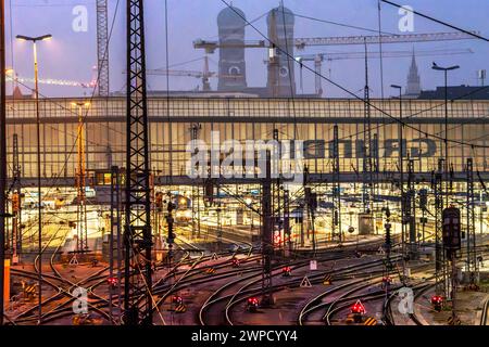 Leerer Hauptbahnhof, leere Gleise, GDL Bahnstreik, München, 7. März 2024 Deutschland, München, 7. März 2024, leerer Hauptbahnhof, leere Gleise frühmorgens um 6:25 Uhr, GDL Streik ab heute Früh 2 Uhr, Dauer 35 Stunden, Gleisanlage im Morgengrauen, Münchner Wahrzeichen Frauenkirche, Verhandlungen zwischen GDL und Bahn sind gescheitert, Streik der Lokführergewerkschaft GDL, Streik der Beeinträchtigungen GDL, Streik der Weim, Bahnverere droik weim, Bahnkehr, Bahnkehr, Bahn massicce, Bahnkehr Regional- und Fernverkehr sind betroffen, Die GDL Fordert Reduzierung der Arbeitszeit auf 35 Stunden pro Woche bei vollem Lohnausgleich, Ta Foto Stock