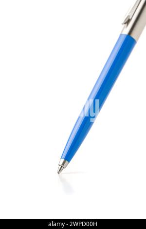 Penna a sfera blu in plastica e metallo su sfondo bianco isolato Foto Stock