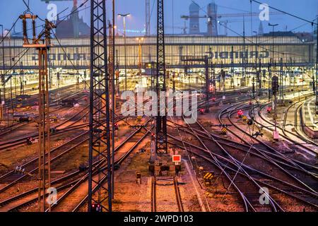 Leerer Hauptbahnhof, leere Gleise in der Morgendämmerung, GDL Bahnstreik, München, 7. März 2024 Deutschland, München, 7. März 2024, leerer Hauptbahnhof, leere Gleise frühmorgens um 6:25 Uhr, GDL Streik ab heute Früh 2 Uhr, Dauer 35 Stunden, Gleisanlage im Morgengrauen, Verhandlungen zwischen GDL und Bahn sind gescheitert, Streik der Lokführergewerkschaft GDL, Streik im Personenverkehr, weitere Massive Beeinträchtigungen des Bahnverkehr, Fernnverkehr, Fernnverkehr Die GDL Fordert Reduzierung der Arbeitszeit auf 35 Stunden pro Woche bei vollem Lohnausgleich, Tarifrunde, Ta Foto Stock