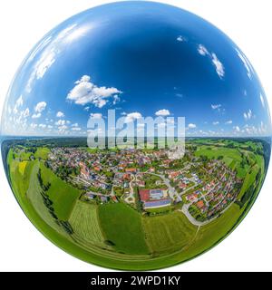 Vista del Markt Wald nella regione del Danubio-Iller nel Parco naturale delle foreste occidentali nella Svevia Bavarese Foto Stock