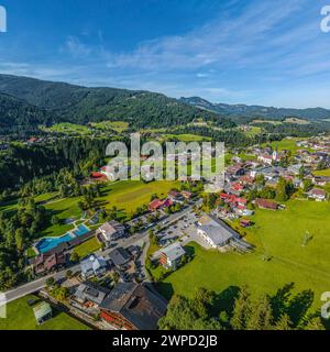 Idilliaca atmosfera autunnale vicino a Riezlern, nell'enclave Kleinwalsertal nel Vorarlberg Foto Stock