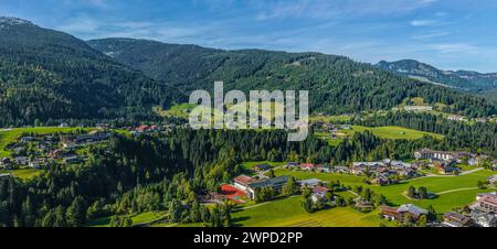 Idilliaca atmosfera autunnale vicino a Riezlern, nell'enclave Kleinwalsertal nel Vorarlberg Foto Stock