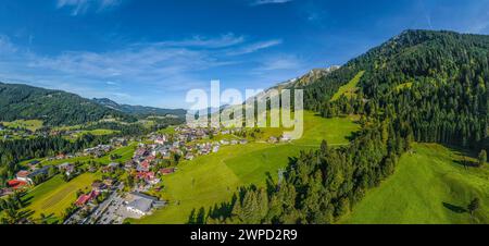 Idilliaca atmosfera autunnale vicino a Riezlern, nell'enclave Kleinwalsertal nel Vorarlberg Foto Stock