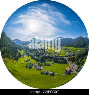 Idilliaca atmosfera autunnale vicino a Riezlern, nell'enclave Kleinwalsertal nel Vorarlberg Foto Stock