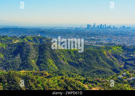 Prospettiva aerea che cattura l'iconico Osservatorio Griffith annidato tra le colline, con l'estesa città di Los Angeles che si estende all'orizzonte. Foto Stock