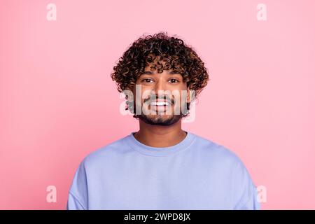 Foto dell'uomo allegro felice barbuto sorriso afro riccioli vestiti blu alla moda isolati su sfondo di colore rosa Foto Stock