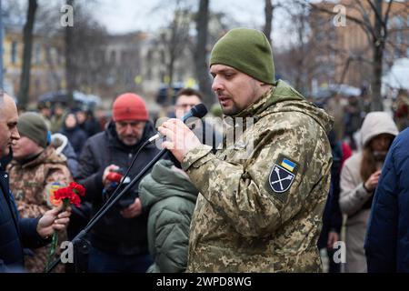 Soldato ucraino che parla della cerimonia di lutto per gli attivisti Maidan caduti nel giorno degli Eroi dei cento celesti. Kiev - 20 febbraio 2024 Foto Stock