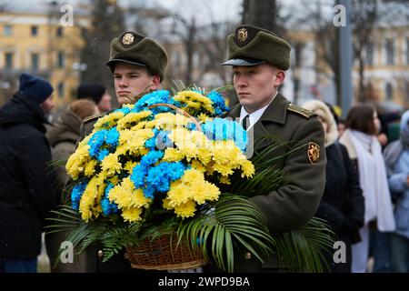 I soldati ucraini portano la corona funebre al memoriale dei caduti partecipanti alla Rivoluzione della dignità nel giorno degli Eroi dei cento celesti. Kiev - 20 febbraio 2024 Foto Stock