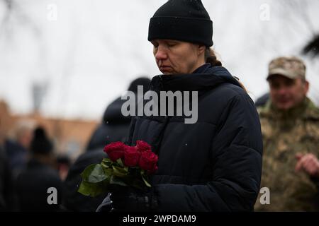 Triste donna Ucraina piange per i parenti caduti nel giorno degli Eroi dei cento celesti. Kiev - 20 febbraio 2024 Foto Stock