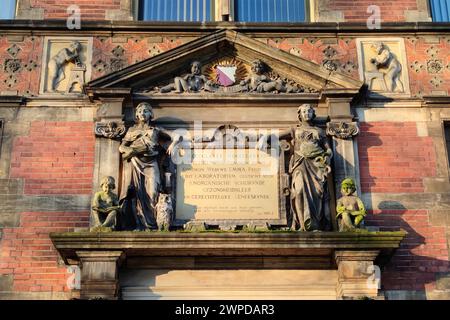 Targa sull'edificio neorinascimentale per "chimica inorganica, teoria della salute e medicina forense" al Catharijnesingel 60 di Utrecht, Paesi Bassi. Foto Stock