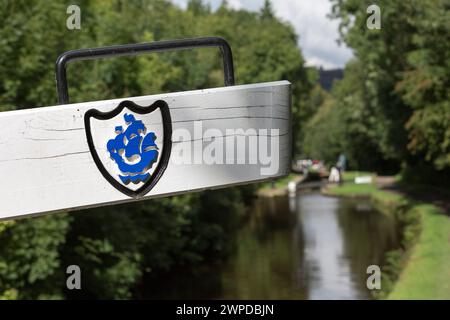 Regno Unito, West Yorkshire, la chiusa Blue Peter sullo stretto canale di Huddersfield da Slaithwaite a Marsden. Foto Stock