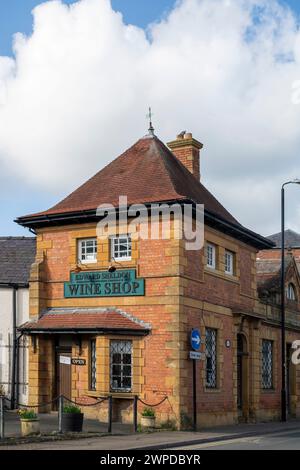 Edward Sheldon Wine Shop lungo New Street a Shipston in Stour, Warwickshire, Inghilterra Foto Stock