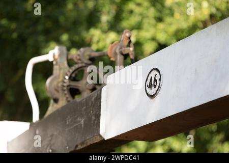 Regno Unito, Tardedigge, cancelli di blocco e meccanismo per bloccare il numero 46 del volo di blocco Tardebigge sul canale Birmingham-Worcester. Foto Stock