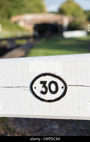 Regno Unito, Tardedigge, chiudete i cancelli per chiudere il numero 30 del volo Tardebigge sul canale Birmingham-Worcester. Foto Stock